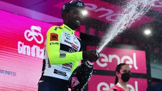 El ciclista Biniam Girmay se lastimó un ojo descorchando el champán en el Giro de Italia