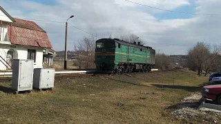 Тепловоз 3ТЭ10М-0151А возле переезда из фильма Поезд вне расписания.