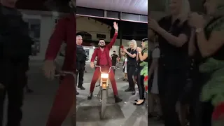 GUSTTAVO LISO CHEGA DE MOBILETE PARA MAIS UM SHOW KKKK