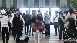 Flashmob surprise proposal フラッシュモブ サプライズ プロポーズ One Direction Live While We're Young JR大阪駅 "カリヨン広場