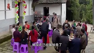 农村姑娘嫌贫爱富，抛弃穷男友改嫁他人，谁知男友发达了懊悔不已！