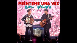 Los Vasquez - "Mienteme una Vez" en vivo (Video Oficial)