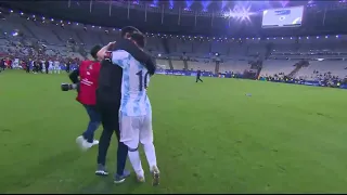 ¡Tremendo abrazo entre Lionel Messi y Lionel Scaloni! La figura y el DT