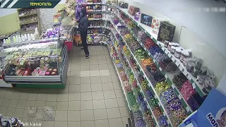 У Тернополі чоловік у захисній масці пограбував супермаркет