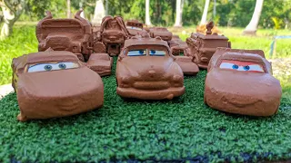 Various muddy Disney car minicars slide down the slopes and fall into the water! Play in the garden