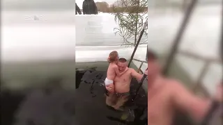 Дедушка купает свою внучку на Шарташе