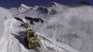 Déneigement du col du Galibier à 2 642 mètres d'altitude