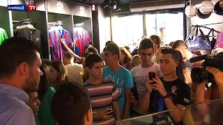 El Levante UD inaugura la nueva Tenda Granota en el centro de Valencia
