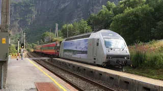 Train (61) Passes Bolstadøyri, Voss, Norway (2020) / Tog (61) passerer Bolstadøyri (2020)