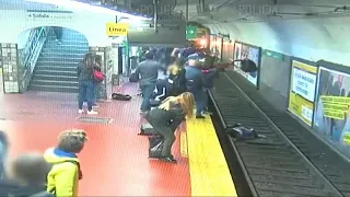 Argentine : sauvetage in extremis d'une femme tombée sur les rails du métro