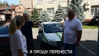 Сослан Созанов у здания суда (видео: Крылья ТВ)