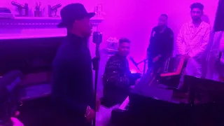 Durand Bernarr singing “Freefall” with Stevie Mackey