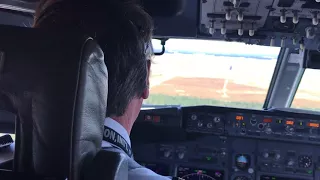 United 737-800 landing IAH
