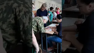 У Києві виборець прийшов на дільницю з паспортом дружини (18+, обсценна лексика)