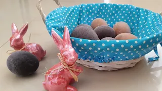 Paint Easter eggs in wine