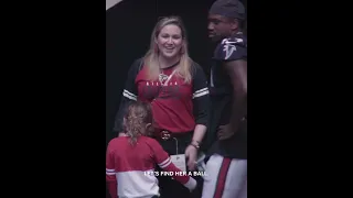 Cordarrelle Patterson gives a crying young fan a football ❤️