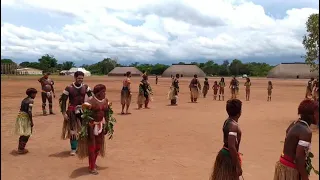 Participando da festa tradicional Tawarawana no Parque Indígena do Xingu.