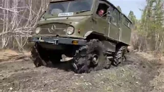 Unimog 404 in mud