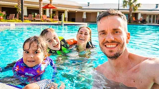 FAMÍLIA BRANCOALA NA PISCINA DE ORLANDO FLORIDA ESTADOS UNIDOS