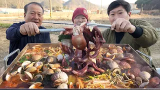 Seafood soup with various clams, octopus, abalone - Mukbang eating show