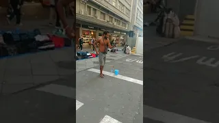 esse é o dorme sujo um cantor de rua