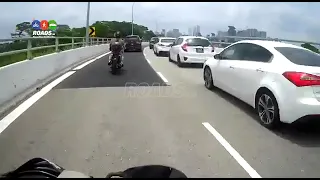 Two cars cuts the queue towards woodlands check point