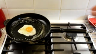 Le Creuset Cast Iron Frying Pan Skillet 30cm/12 inch Non-Stick Demonstration... Frying Egg