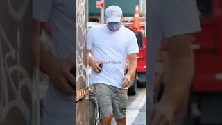 Leonardo Dicaprio Officially Dating Gigi Hadid Caught By Paparazzi!