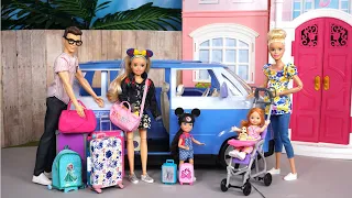 Familia Barbie & Ken Empacan sun Maletas y Viajan en Avion
