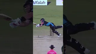 A full-stretch dive from Tim Seifert 😳#PAKvNZ | #AaTenuMatchDikhawan