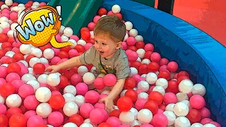 INDOOR PLAYGOUND Ball pit balls Малыш Ярослав играет в огромном бассейне с шариками