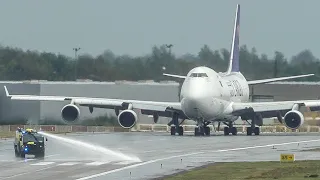 BIRDSTRIKE with 15 BIRDS - BOEING 747 can` t DEPART cause of a BOEING 777 BIRDSTRIKE (4K)