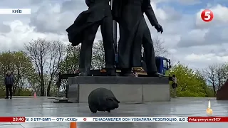 "росіянин" без голови: як демонтували совєцьку скульптуру під Аркою дружби народів у Києві