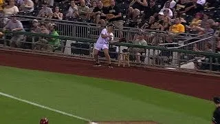 Ballgirl makes fantastic catch on liner