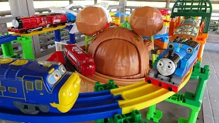 Thomas the Tank Engine & Chuggington ☆ Disney Mountain and Plarail Colorful Course