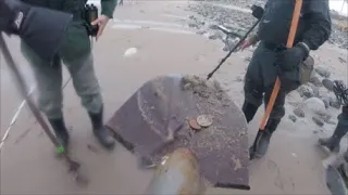 Beach Metal Detecting a Loaded Cut Full of Silver