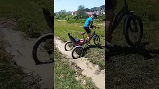 застрял в грязи на самодельном трёхколёсном велосипеде