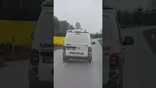 Įtartinai manevruojantis pareigūnų automobilis Klaipėdos rajone