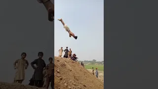 trippel twist 💪🔥 twist flip 😍🤩 new flips ❤️😉 new viral TikTok videos 🥳 #flips #stunts #twist #viral