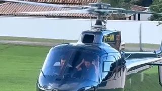 Eduardo Costa com o Theo esperando o helicóptero para ir para o show
