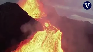 Un dron capta el momento en el que se estrella contra un volcán en erupción