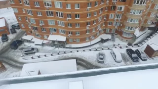 З'явилося відео падіння жінки та дитини з вікна багатоповерхівки у Києві