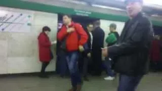 Грабители в метро. Петербург, Гостиный двор.