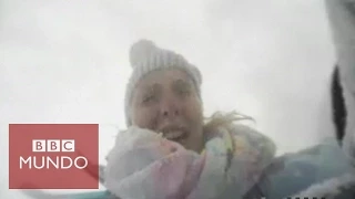 Momento en que joven es alcanzada por avalancha en el Everest