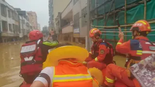 Rescue operation in full swing after floods swamp city in S China