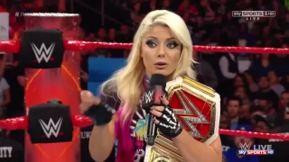 WWE RAW 15/05/17 Alexa Bliss Attacks Bayley With A Kendo Stick