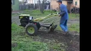 ВСПАШКА ДООПРАЦЬОВАНИМ ПЛУГОМ ОГОРОДИКА МОТОБЛОКОМ ЗУБР