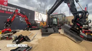 OilQuick INCREDIBLE demo-show @Bauma 2022 / extremely skilled operator