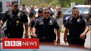 Texas police face anger for delay in tackling school gunman  - BBC News