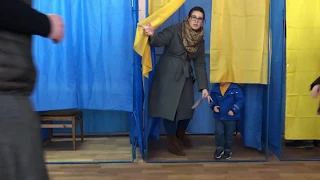 Ukrainians vote for president on March 31
